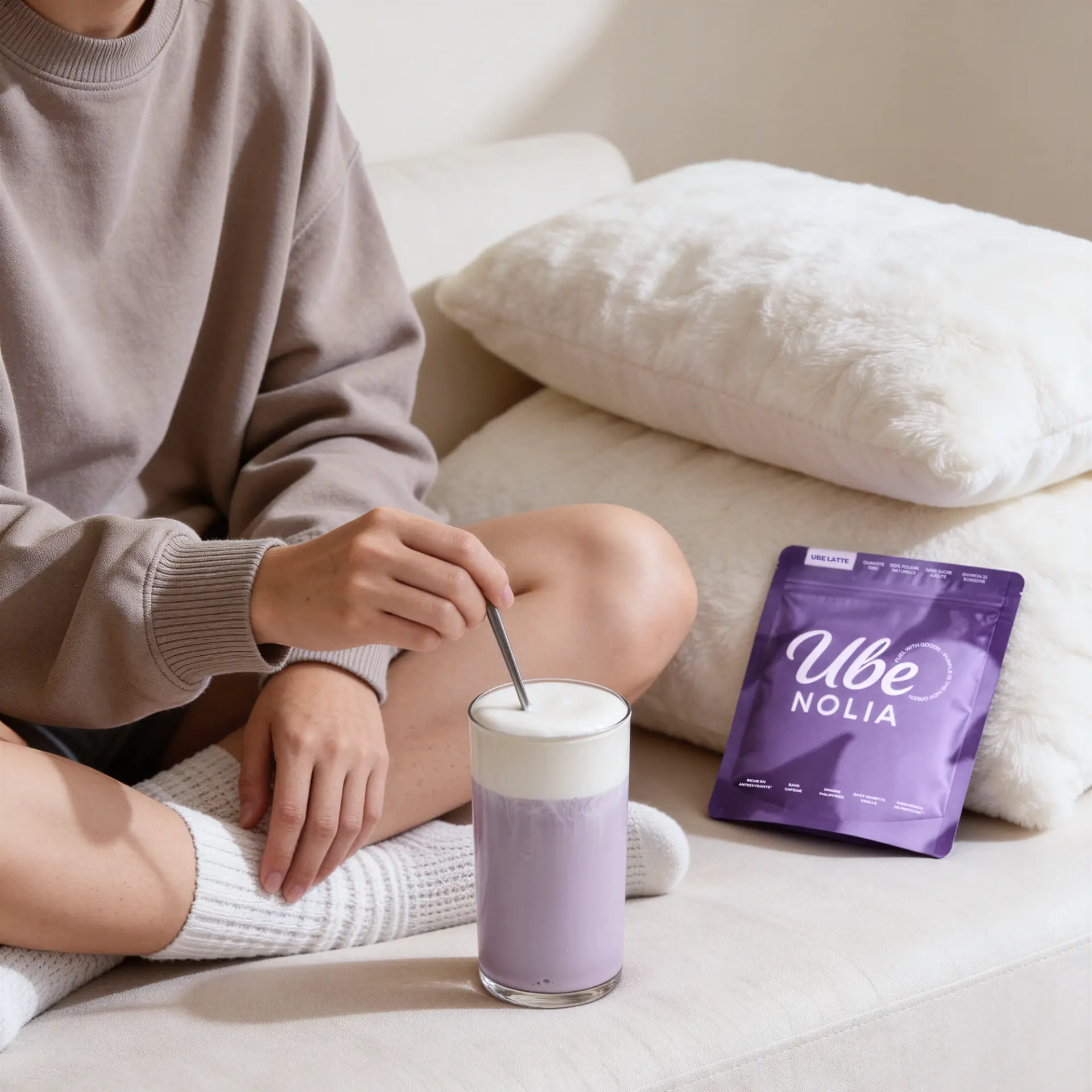 Gezellig Ube Latte moment met Ube Nolia op de bank