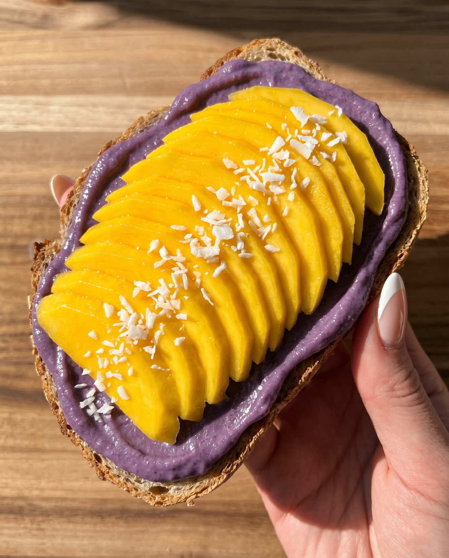Ube Mango Toast met Kokos: 5-Min Paars Ontbijt