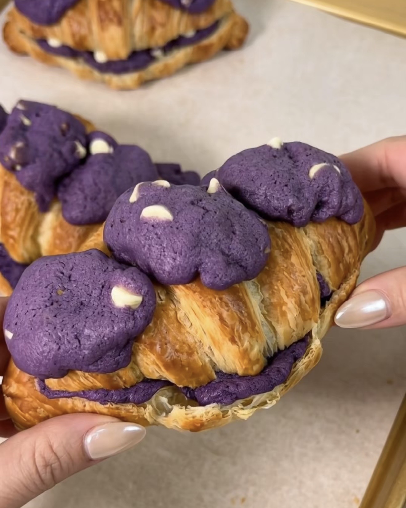 Ube Crookie: Viraal croissant gevuld met ube koekjesdeeg