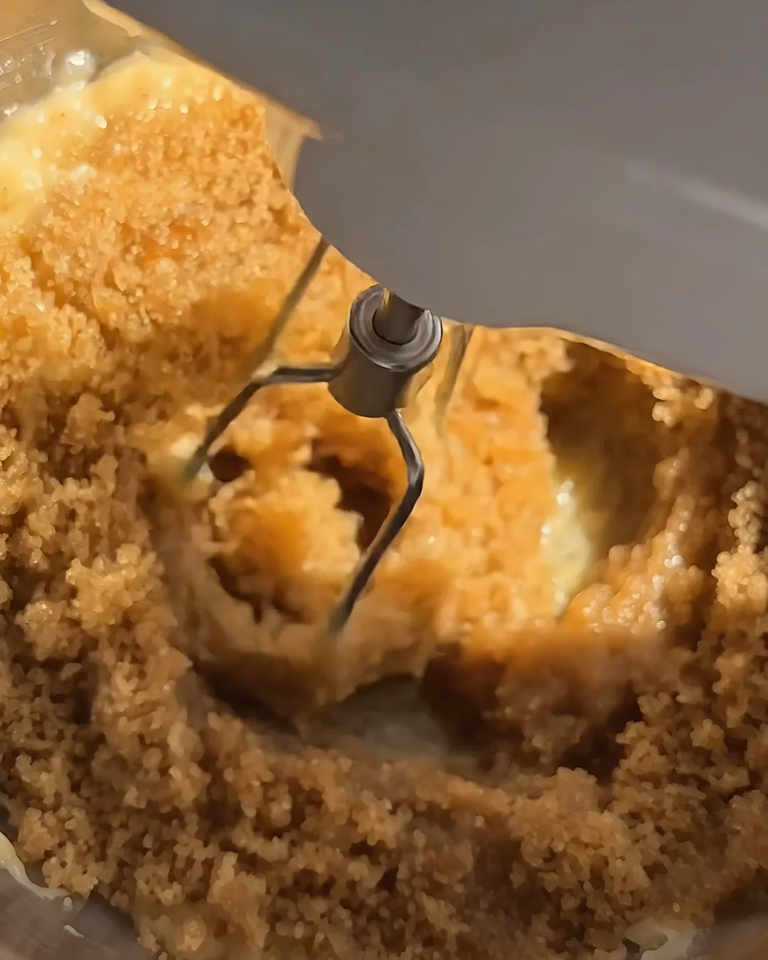 Boter en suiker romig kloppen voor ube-banana cake | Ube Nolia ube-recept