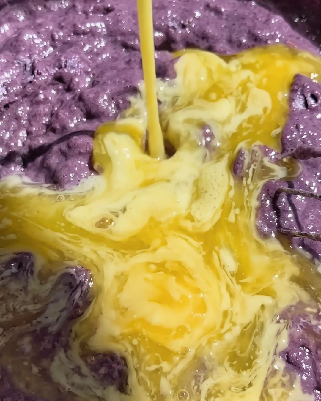 Eieren toevoegen aan het paarse ube-banana cakebeslag | Ube Nolia