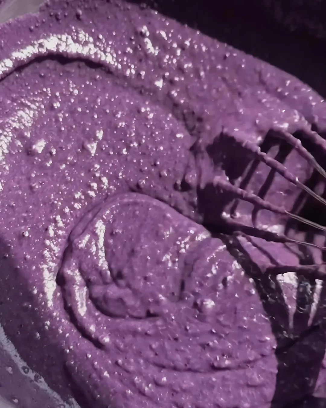 Glad paars ube-banana cakebeslag klaar voor de oven | Ube Nolia